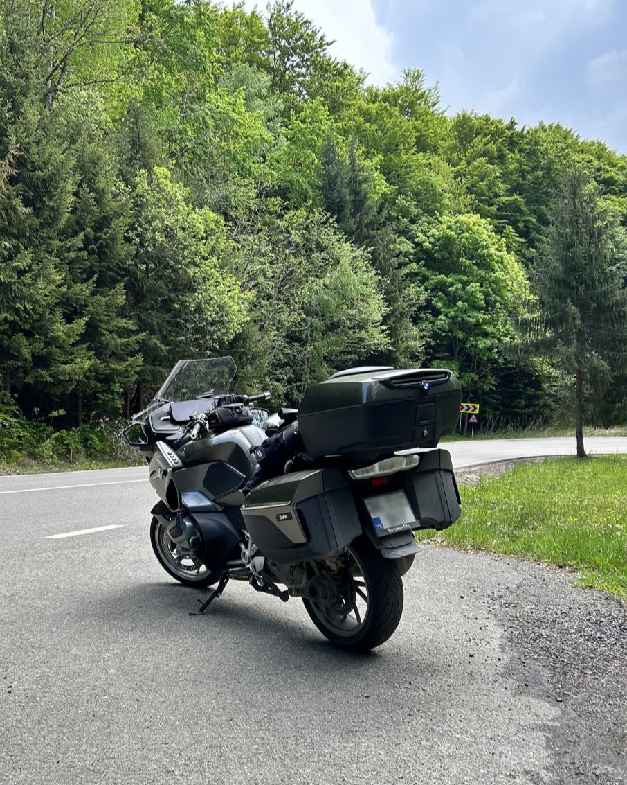 Spring is calling — time to take your bike and go for a ride! 😍 Where does your wanderlust take you next? 🌍 📸: sinirin_ote_yani (IG) #MakeLifeARide #R1250RT #RideAndShare #BMWMotorrad