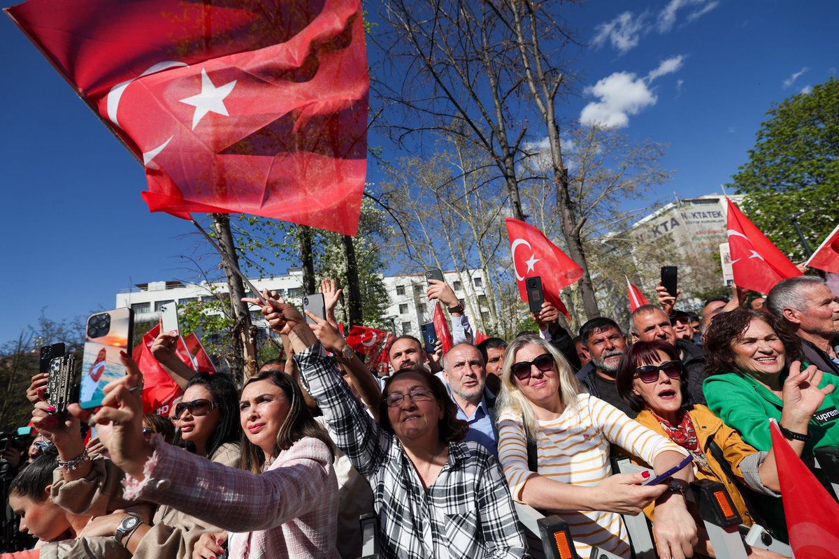 Genel Başkanımız Özgür Özel, MYK ve Parti Meclisi üyelerimiz, örgütümüz, milletvekillerimiz ve belediye başkanlarımız Hatay’ın çalınan iradesine sahip çıkmak için Yüksek Seçim Kurulu’nun önündeydi. Parti yöneticilerimiz, YSK Başkanı Ahmet Yener ile görüşmesinin ardından…