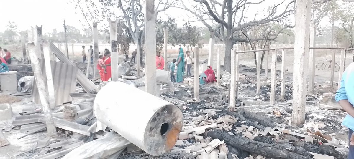 फाजिलनगर विधानसभा क्षेत्र के ग्राम सभा धुरखड़वा बतरौली में आग लगने के कारण कई घर जलकर खाक हो गए, पशुहानि हुई। जानकारी उपरांत पहुंचकर घटना की जानकारी ली, पीड़ितों को ढाढस बंधाया। जिलाधिकारी कुशीनगर संज्ञान लेकर पीड़ितों की समुचित शासकीय मदद मुहैया कराएं। @dm_kushinagar