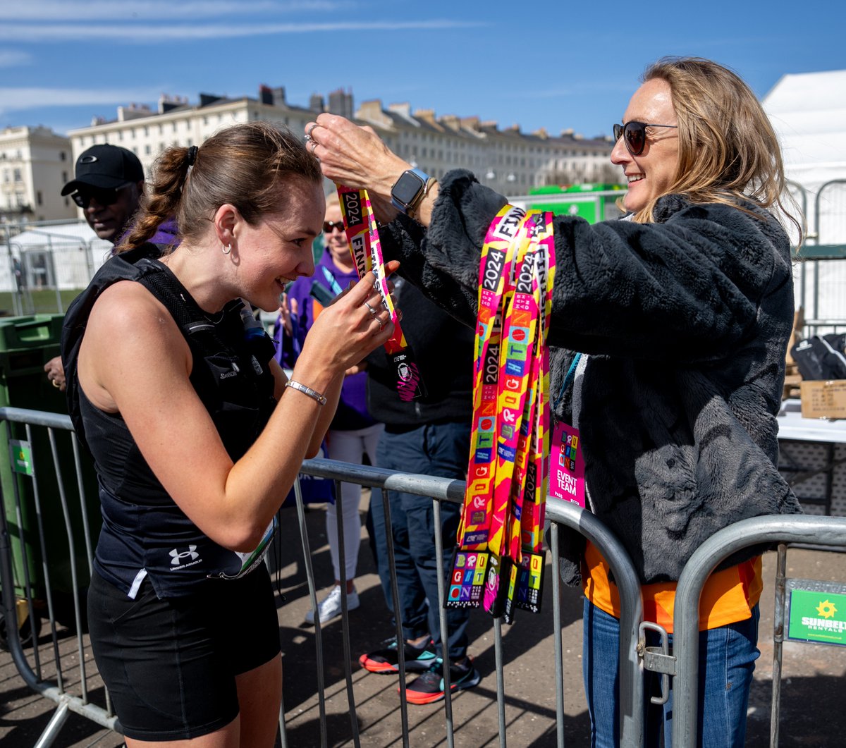 A marathon medal you'll never forget! 🏅 British running icon @paulajradcliffe was on finisher medal duty in Brighton today.