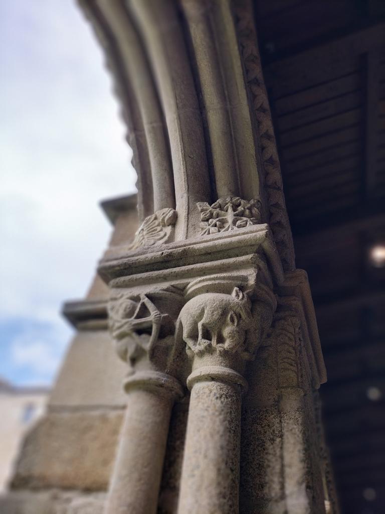 Lobos?  _no extraordinario claustro do antigo mosteiro de  San Francisco_ #románico #Ourense #Galiza
