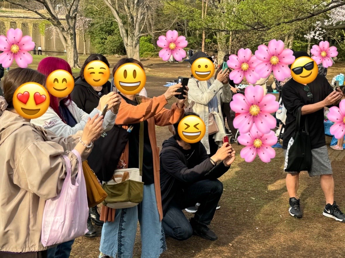 今日は関口誠人さんのライブ後、近く
の公園へお花見に行って来ました！

桜の下にいる関口さんを皆さん
狙っています✨📸

ライブハウスの方々もご一緒で
本当に楽しい時間でした✨☺️