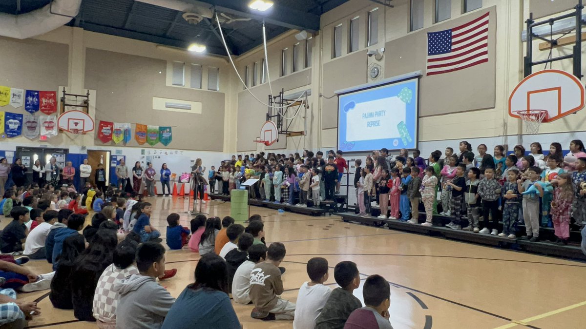 msmeyerart's tweet image. 2nd &amp;amp; 3rd Grade had their music show a few weeks ago, Pajama Party! In art class, students created All About Me Quilts, inspired by Gee’s Bend Quilts, to hang up for the show. Nice work, everyone! 🖍️🖼️ #beabulldog #séunbulldog