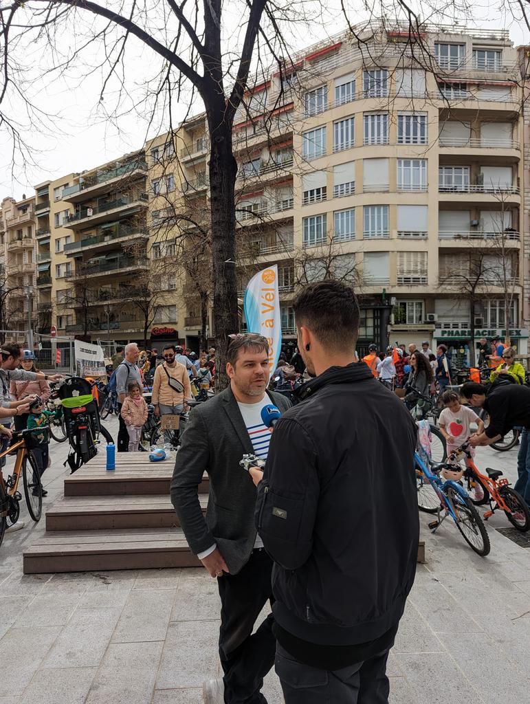 Le sujet de la #KidicalMass intéresse les médias ! Au-delà du moment festif, la @FUB_fr souligne que les enfants doivent être un public cible prioritaire des politiques 🚲, vus les enjeux de santé, d'autonomie et de citoyenneté ! Cher @cestrosi discutons-en!