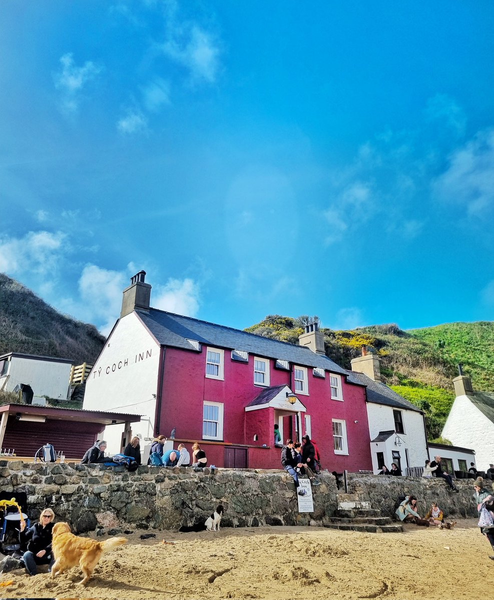 Fab Sunday walking the @WalesCoastPath & having a cheeky wine at the Tŷ Coch Inn. This traditional tavern has a prime location on the Welsh seaside, with lush views across the Irish Sea towards Yr Eifl. It's easy to see why it's one of the top ten beach bars in the world. 🏴󠁧󠁢󠁷󠁬󠁳󠁿