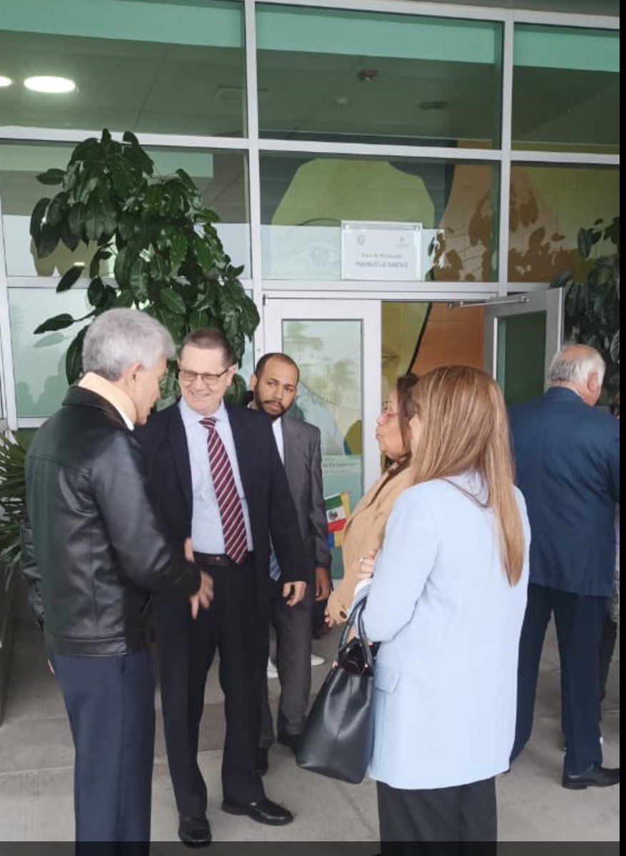 El Embajador de #Cuba en el Ecuador despidió junto a colegas a la Embajadora de #Mexico y al personal de esa misión diplomática a su salida de Quito.