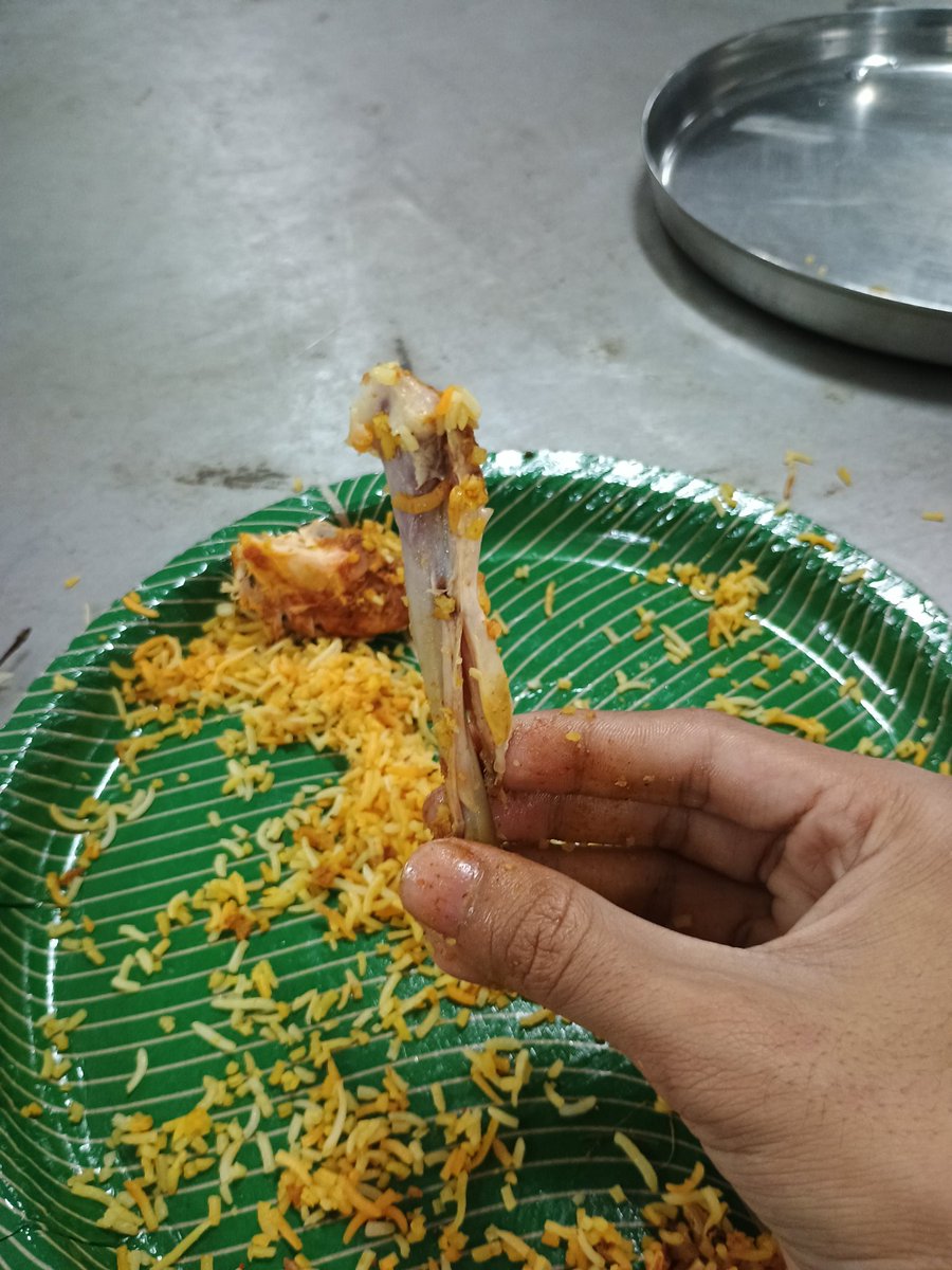 Hyderabadi chicken biryani खेर आज गलती से मेस वालो ने दो leg piece दे दिया.