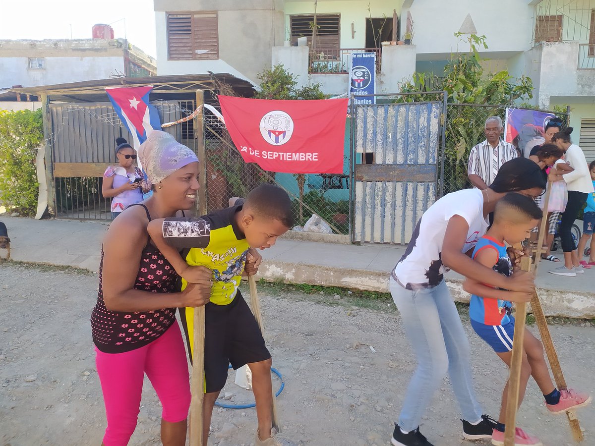 👧🏻🇨🇺 Un domingo dedicado a los más pequeños de casa 🙌🏻 Desde un barrio del @CDR_Cotorro de los #CDRHabana desarrollan un “Plan de la calle” dónde nuestros niños son los protagonistas de la alegría. 🤝🏻 Una gran fiesta cederista de conjunto con TCP, INDER y educación. #CDRCuba
