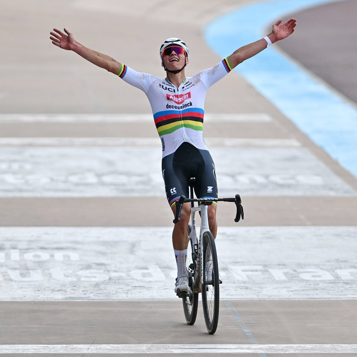 Un fin de semana de explosión multicolor. Los campeones del mundo se imponen en el 'Infierno del Norte' Esta edición de la #ParisRoubaix es de Kopecky y Van der Poel.