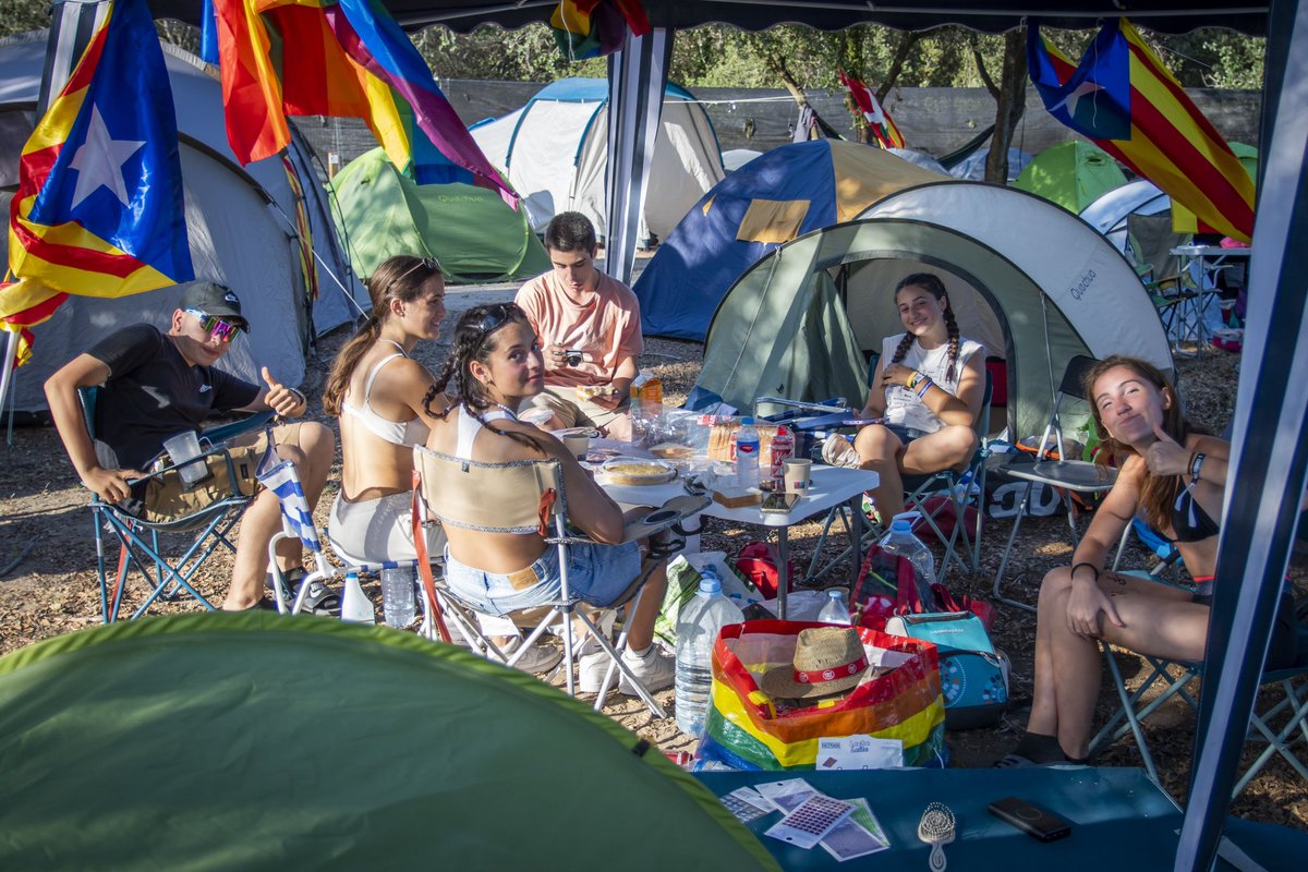 ☀️🌱Ja ha arribat la primavera i ja va arribant la calor, tot plegat només vol dir una cosa….
Ja queda menys per gaudir d’ARRELS, la Festa Major dels Països Catalans❤️‍🔥
#GanesdArrelarnos #GanesdAcampada