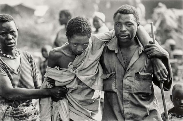 🇷🇼 #Kwibuka30 'Il y a une autre histoire que j'ai apprise, lors du génocide, qui me reste toujours à l'esprit. Cette femme, à un barrage routier des Interahamwe, dans ses derniers instants. Elle nous a laissé une leçon de vie que tout Africain devrait connaître. Lorsque ses…