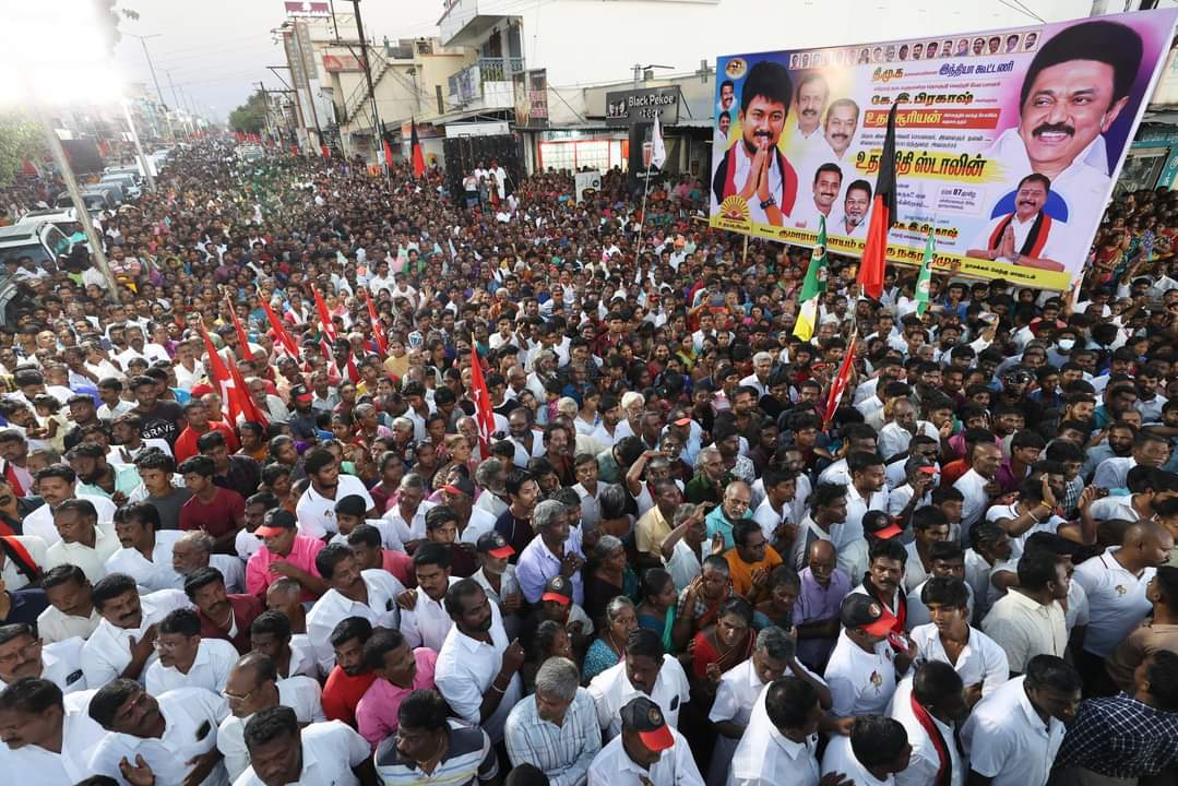 கழக இளைஞரணி செயலாளர் மாண்புமிகு அமைச்சர் திரு. உதயநிதி ஸ்டாலின் அவர்கள், குமாரபாளையம் பகுதியில் ஈரோடு நாடாளுமன்ற தொகுதி வெற்றி வேட்பாளர் திரு K.E. பிரகாஷ் அவர்களுக்கு உதயசூரியன் சின்னத்தில் வாக்குகளை கேட்டு பரப்புரை மேற்கொண்டார். #INDIAAlliance #DMK #Erode #RisingSun