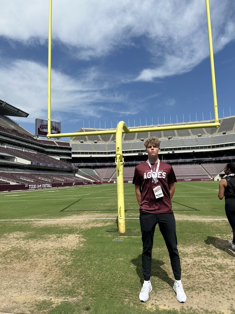 I had an amazing time @AggieFootball! It was great to meet @Coach_Ellsworth and @Coach_Dougherty! I can’t wait to be back! 👍 #GigEm #Aggies #Tamu 

@CoachMikeElko @CK_KleinCollin @DerekMillerTAMU @JoeHamilton__ @agaudet_tamu @ShaunCookFB 

@footwork_king1 @jarrettbailey12