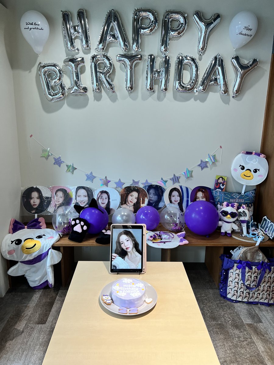 TreeTail7's tweet photo. マヤちゃん22歳のお誕生日おめでとう🎂🎉

関西のマヤペンさん達とお祝いしたよ🦢💜
マヤちゃんをきっかけに沢山の仲間、友達が出来て幸せな日々を送ってるよ🥹
いつもありがとう🫶🏻
マヤちゃん大好き💜

おしまい

#絶対期待しかない今年のマヤtime
#HappyMAYADay
#関西マヤ会
#CozyCafeandBarbeyond https://t.co/xdeShsoLix