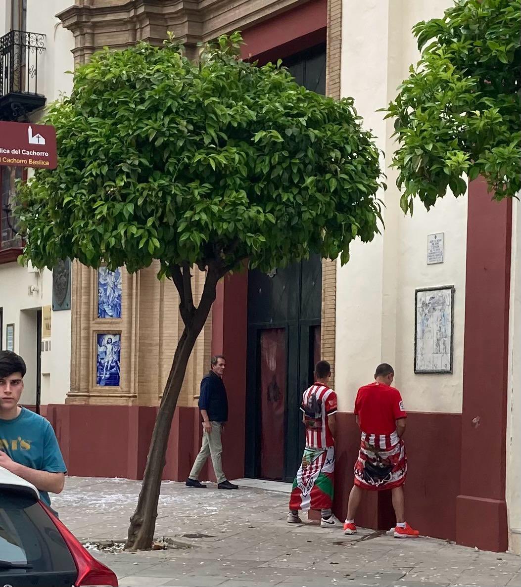EA7GWD's tweet photo. Orinando en la puerta de una de las basílicas mas emblemáticas y queridas por los sevillanos, que falta de respeto y desprecio hacia los sentimientos y valores del pueblo sevillano que tan bien los han acogido. https://t.co/wNGPMpHVGc