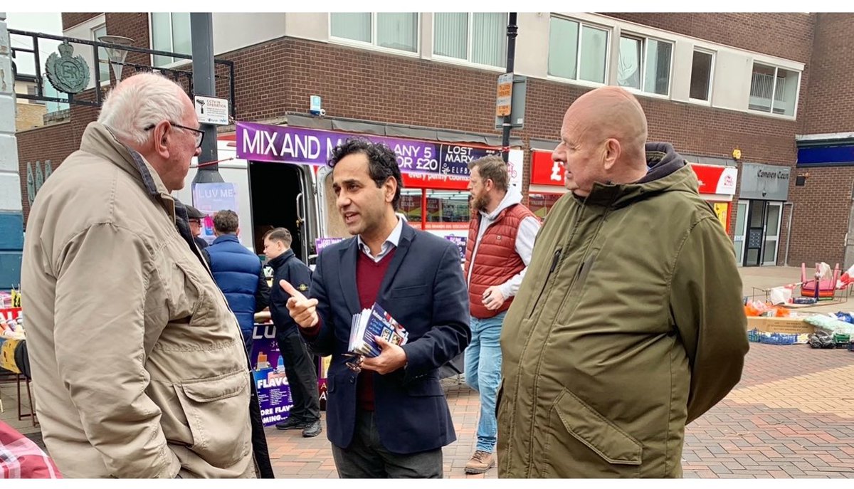 In MP street surgery in Gillingham updated residents on representations to PM @RishiSunak re urgent need for regeneration funding for Town. In 1922 committee before recess I raised with PM need for Levelling up funding to be allocated fairly across 🇬🇧& case of Gillingham HS.