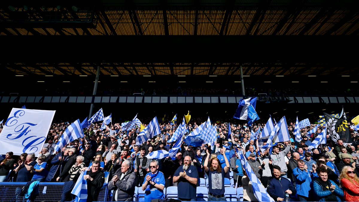 The colour and the sound. 😍 Great atmosphere inside Goodison yesterday. Three big home games within a week later this month. 💙 @The1878s, let's keep it going! ✊