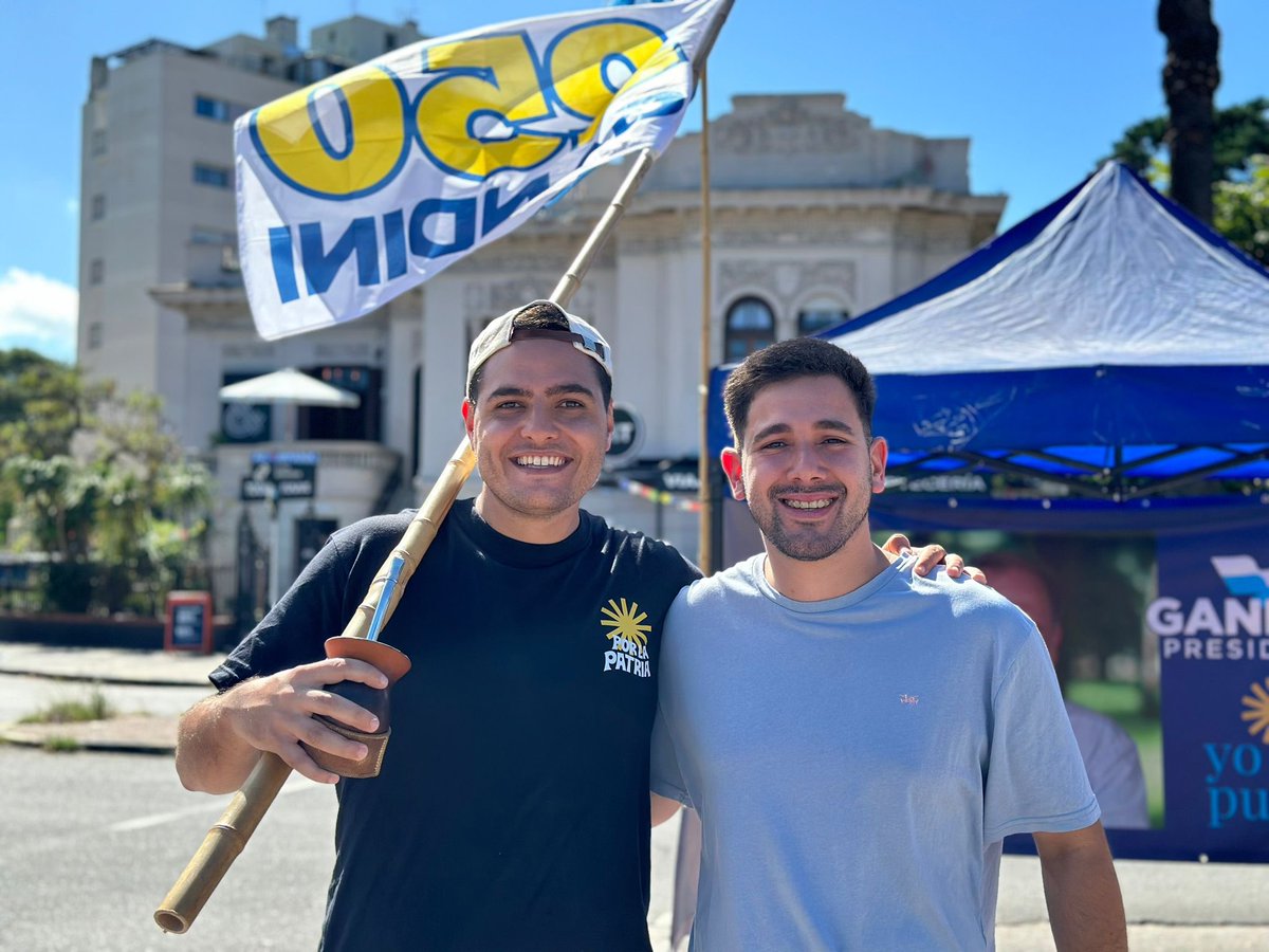 Desde temprano en la feria de Parque Rodó con los compañeros de la @lista250 ✌🏻 #GandiniPresidente #UruguayPuede #PorMiBarrio