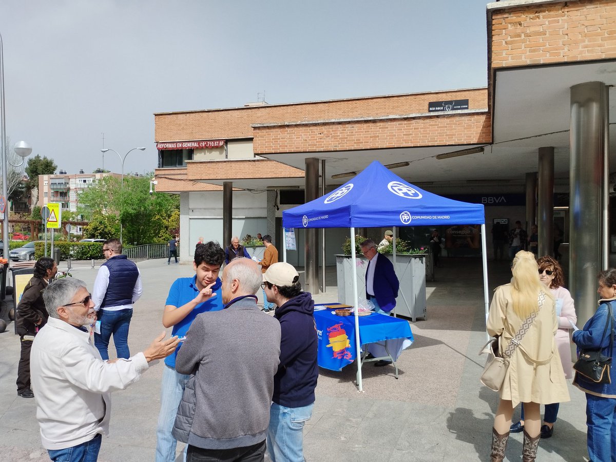 🔵 Campaña Afiliación @PPmadrid - #LasÁguilas 🔵 
👉 Hoy en el Centro Comercial San Ignacio de Loyola, informando a nuestros vecinos de como pueden formar parte de nuestro equipo.

💪 ‼️Únete al #EquipoAyuso‼️
💪 ‼️Únete al #EquipoAlmeida‼️
💪 ‼️Únete al #EquipoPPLatina‼️