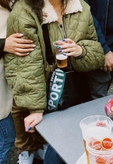 martaoreis's tweet image. Sei que é um tiro no escuro, mas ontem perdi um cachecol com 20 anos nas roulotes. Pequeno (50 cm no máximo) com duas molas para prender, e estava assim na mala. Se alguém o apanhou, ou o viu, por favor, diga. Foi uma prenda de alguém que me fez Sportinguista.