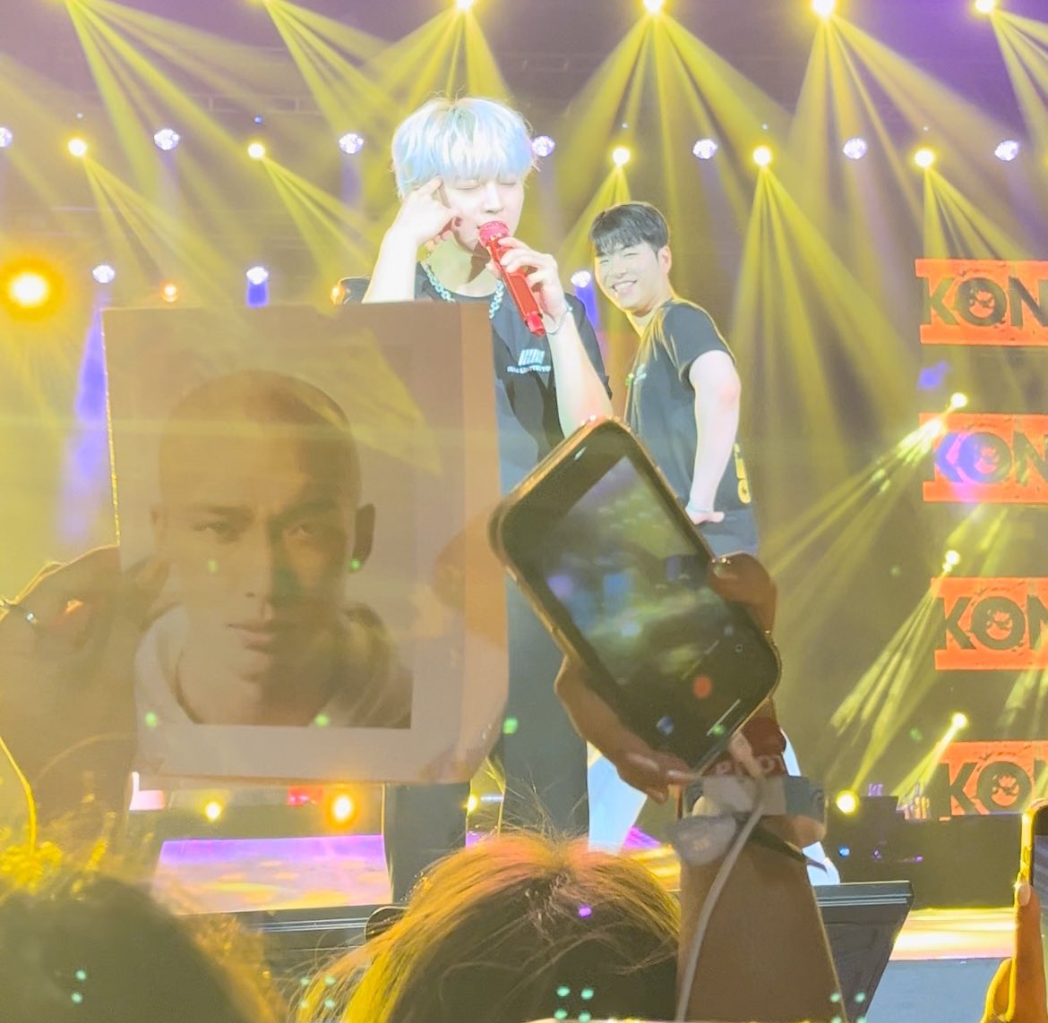 lysmjhwan's tweet photo. june laughed when he saw the bald photo 😂 https://t.co/KvsF9o8JHX