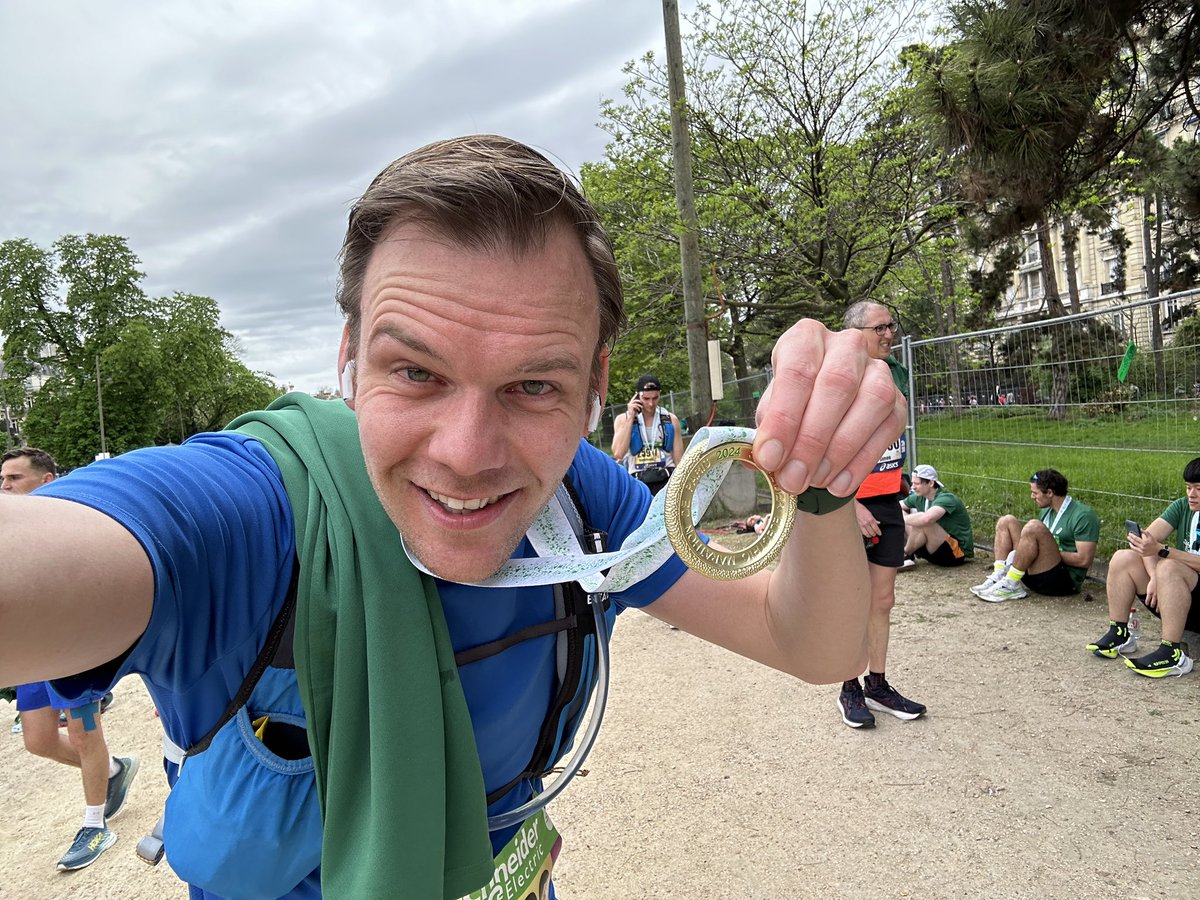 pvoogsgeerd's tweet photo. What a great experience today at the @parismarathon. Tired, exhausted, but also happy and thrilled! Great route, great organization. Thanks Paris 🇫🇷 🇳🇱 https://t.co/T167AtdYDf