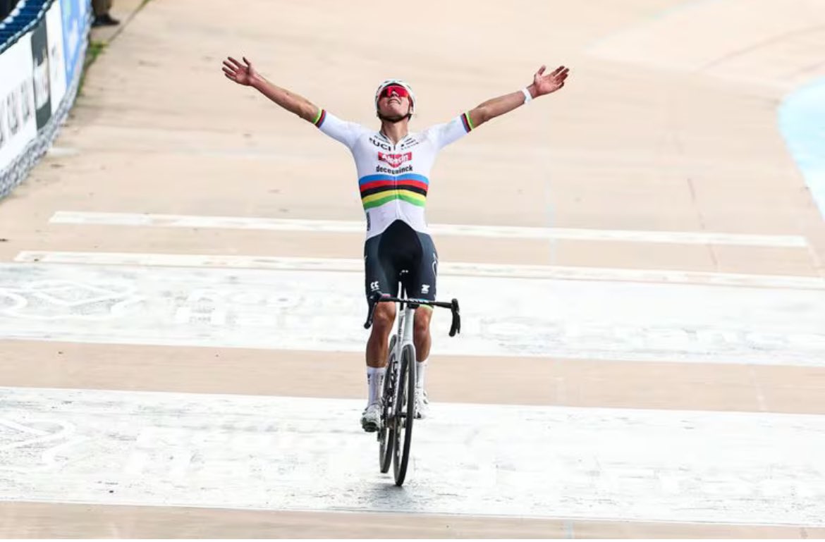Il ne faudra plus parler de la malédiction du maillot arc en ciel 🌈 
Avec Van der Poel, c’est tout l’inverse.
Pas une crevaison (alors que ses équipiers crèvent), pas une chute (alors que tout ses meilleurs adversaires tombent ).
Que la force &amp; l’ultra domination d’1 champion