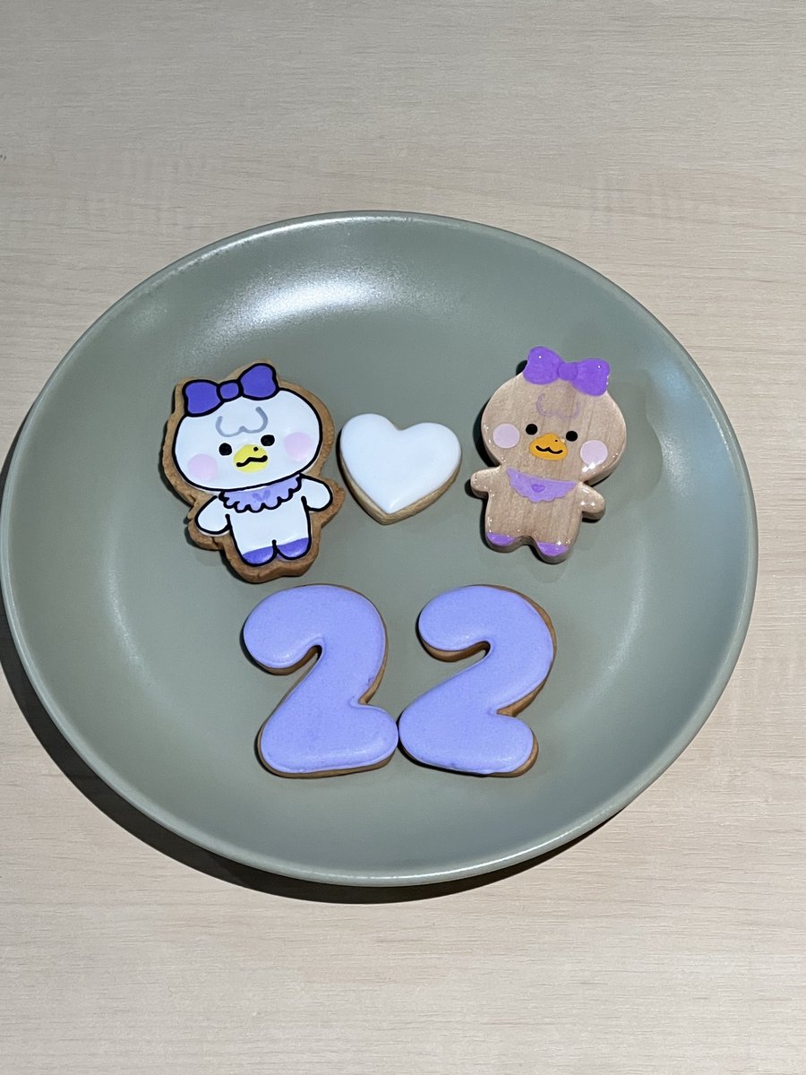 TreeTail7's tweet photo. マヤちゃん22 歳のお誕生日おめでとう💜💜

アイシングクッキー可愛くて美味しそうでしょ🤤🦢💜

…ん？クッキー？？……😂

#絶対期待しかない今年のマヤtime
#HappyMAYADay
#関西マヤ会 
#CozyCafeandBarbeyond https://t.co/zyeHKQG35p