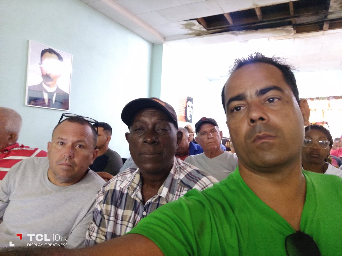FctGallardo's tweet photo. La @UNICACu y #ETECSA en #CiegodeAvila siguen apoyando el trabajo del Pelotón Cañero #JesusMenendez en el municipio #Baragua. Como parte del trabajo que realizan ambas instituciones se entrega un grupo de materiales al Jefe de la #UBPC Armando de la Cruz. https://t.co/L020EAKLST
