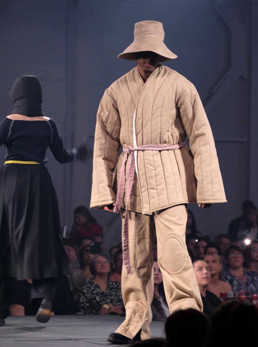 DLVisionMode's tweet photo. Une autre collection qui retenait l'attention durant le Défilé CML @universitelaval était celui de Francis Carrier designer de la marque FEVER, bravo !
#Fashion #FashionShow #Montreal #Quebec #MtlStyle #ModeQuebecoise #DLVisionMode https://t.co/fEe2o6gsFK
