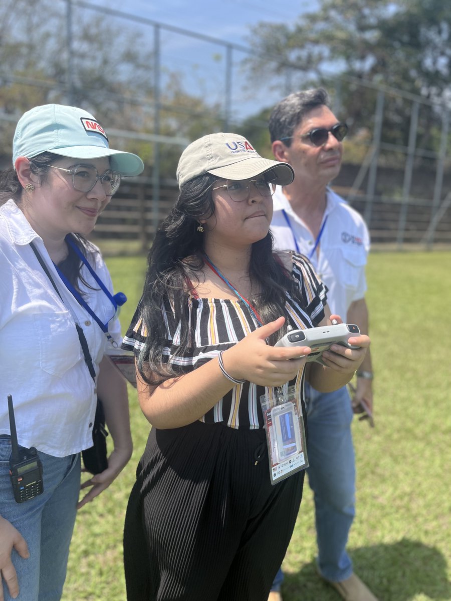 SERVIRGlobal's tweet image. On day 1 of the #JóvenesGeoespaciales workshop, students learned how to combine @NASA satellite data with tools like drones to ensure that geospatial data not only captures regional trends, but reflects local realities for effective #ClimateAction. 🌍
