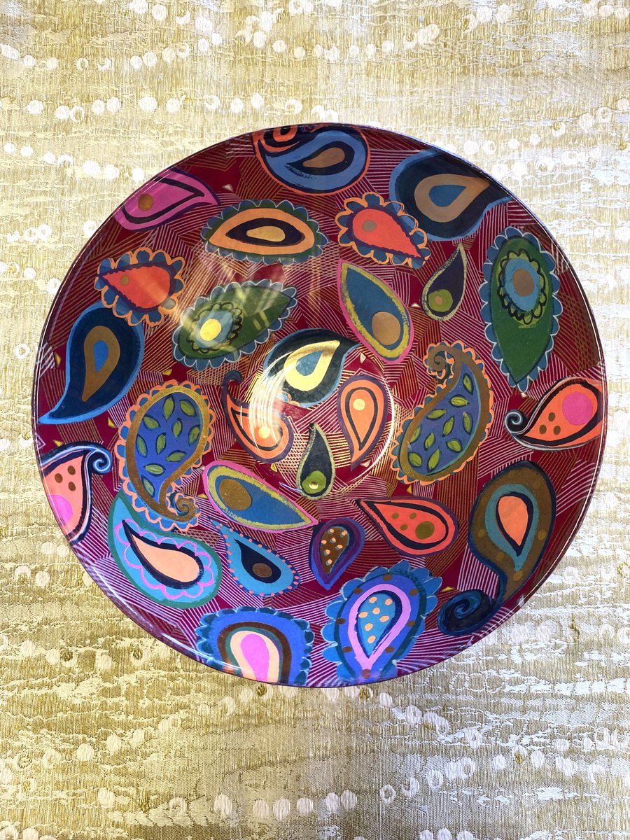 vgemmelldesign's tweet photo. Another new collage design.... PINK PAISLEY Glass Bowl
All original pieces, each one totally unique!  DM or email vanessagemmelldesigns@gmail.com for further details/prices/commissions. https://t.co/kME3CpPB5u