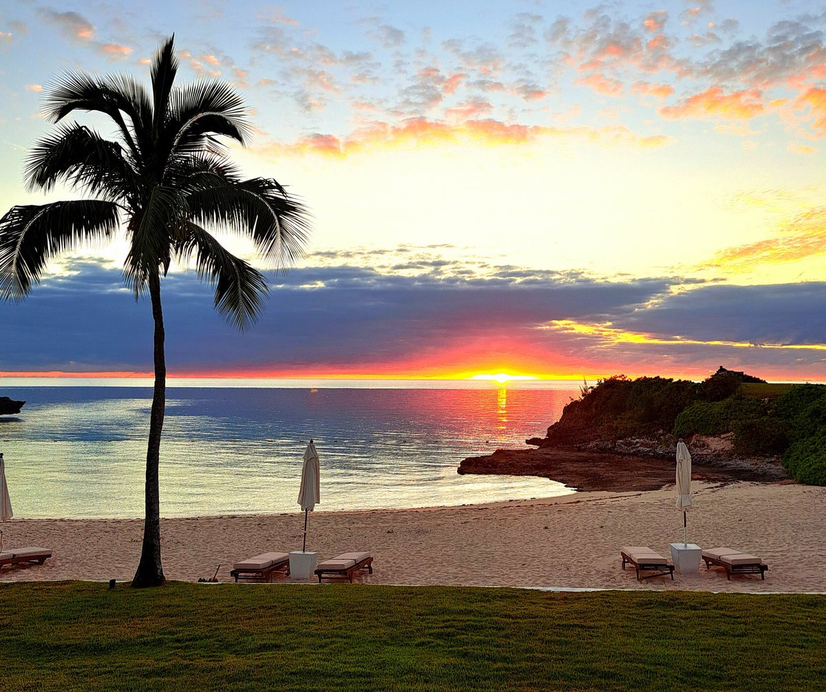 It’s time for #SundaySunsets! Greetings to our wonderful hosts @LiveaMemory @sl2016_sl @FitLifeTravel @leisurelambie @PanoPhot This one was taken at @CoveEleuthera #Bahamas #sunsets