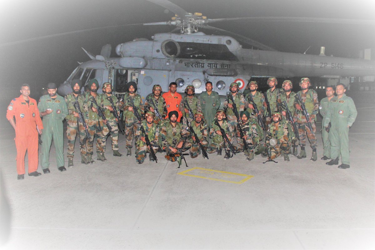 westerncomd_IA's tweet photo. #ImposersOfNationalWill
#KhargaCorps

#PineWarriors  in complete synergy with #IndianAirforce practiced *Special Heliborne Operations* for rapid insertion of troops behind enemy lines to #StrikeFastStrikeDeep

#AnywhereAnytime
#TogetherWeWill

@adgpi https://t.co/S0ljft277p