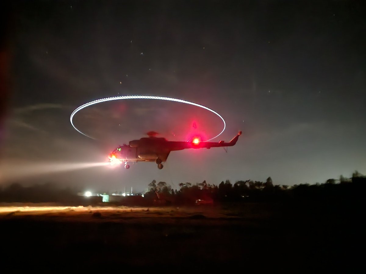 westerncomd_IA's tweet photo. #ImposersOfNationalWill
#KhargaCorps

#PineWarriors  in complete synergy with #IndianAirforce practiced *Special Heliborne Operations* for rapid insertion of troops behind enemy lines to #StrikeFastStrikeDeep

#AnywhereAnytime
#TogetherWeWill

@adgpi https://t.co/S0ljft277p