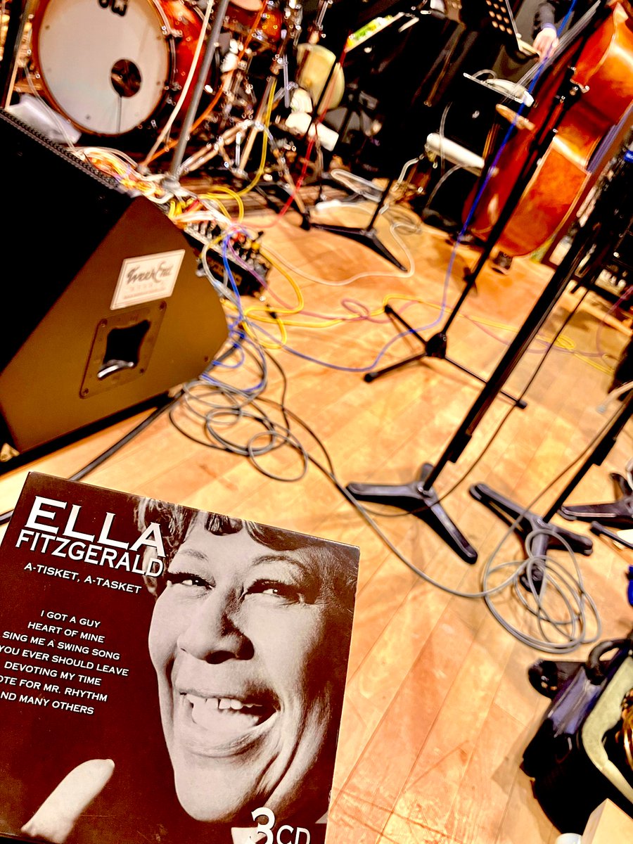 私の音楽の師のスタジオジャズライブに行ってきました。今日のOutingのお供はQueen of JAZZ👑エラ・フィッツジェラルドで決まり❤️ジャズの即興演奏って本当かっこよすぎます🎵👍

#EllaFitzgerald
#Jazz