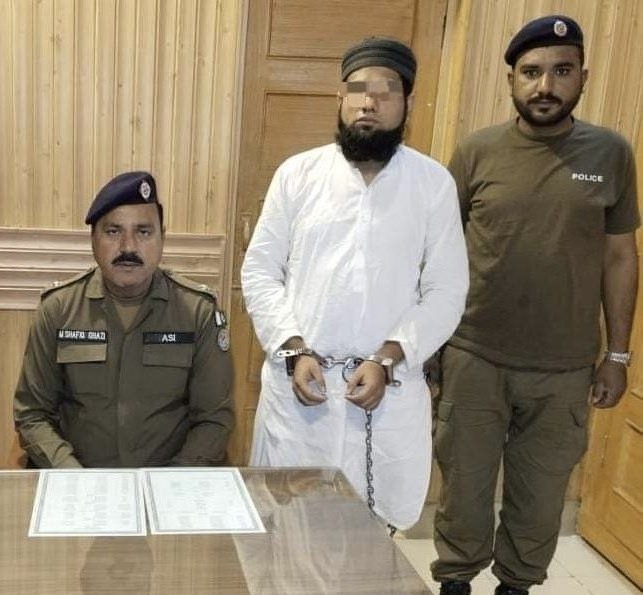 Yet another case of sexual abuse in Pakistan & this time, not a single child at Darul Quran Jhelum was spared. Molvi Qari Imran continued molesting children for yrs & threatened them to stay shut. Pakistani Madrassa are rapist hubs. Ban each one of them & protect our children.