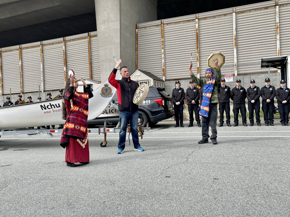 ChiefVicPD's tweet image. I was honoured to participate in the awakening ceremony of the @VancouverPD canoe #Nchu7mut. Thank you to the @SquamishNation  @VPDCadets @VPDDiversity &amp;amp; many others for making this such a special event. Looking forward to getting out on the water soon! #pullingtogether