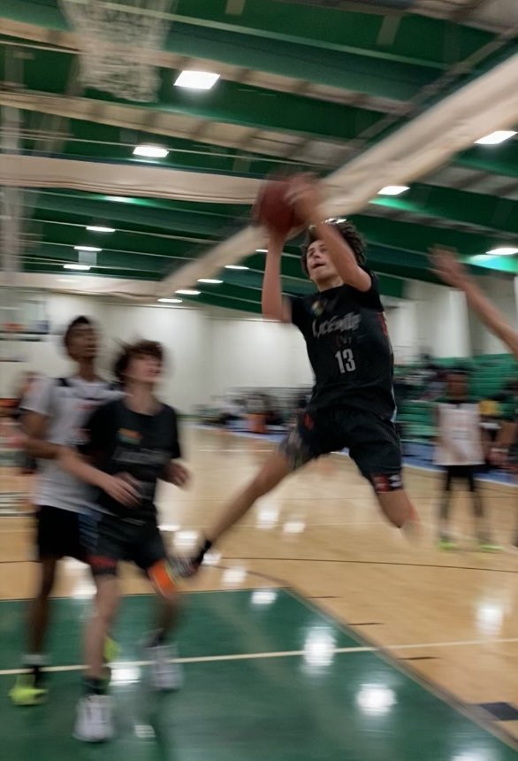 Lace’em Up 5’7 2026 DJ Robbins (Harrisonburg HS) with a quick burst iff the wing for this driving layup against Team Loaded 434 Emporia. #BigShots #VATipOff @BigShotsToday @BigShotsGlobal