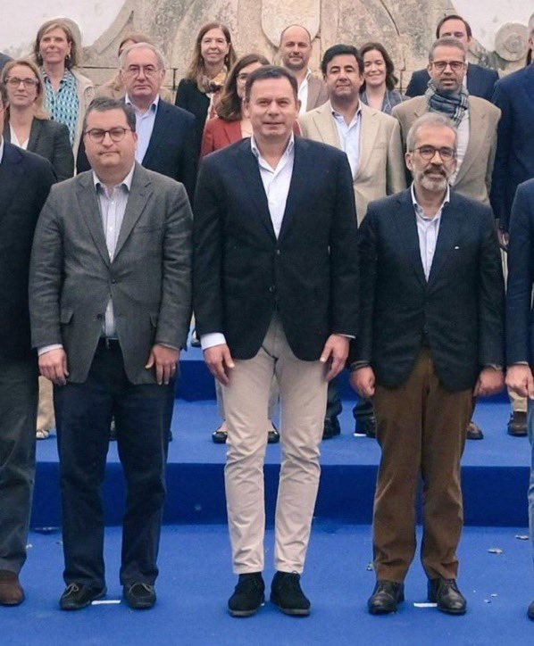 bobthecodbob's tweet image. As mãos caídas ao longo do corpo mostram a falta de iniciativa.

Os casacos demasiado curtos são sinal de uma mente pequena e de um apetite por bolicaos.

As calças , descaídas, amarrotadas e sem corte , são sintoma de pendurezas testiculares de baixo calibre .