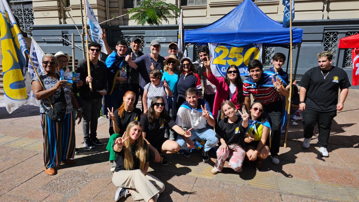 ¡Domingo en el Municipio B! ☀️¡Junto al diputado @tatoviviano estuvimos presentes en la Feria de Tristán Narvaja con una gran barra💪 #GandiniPresidente #UruguayPuede