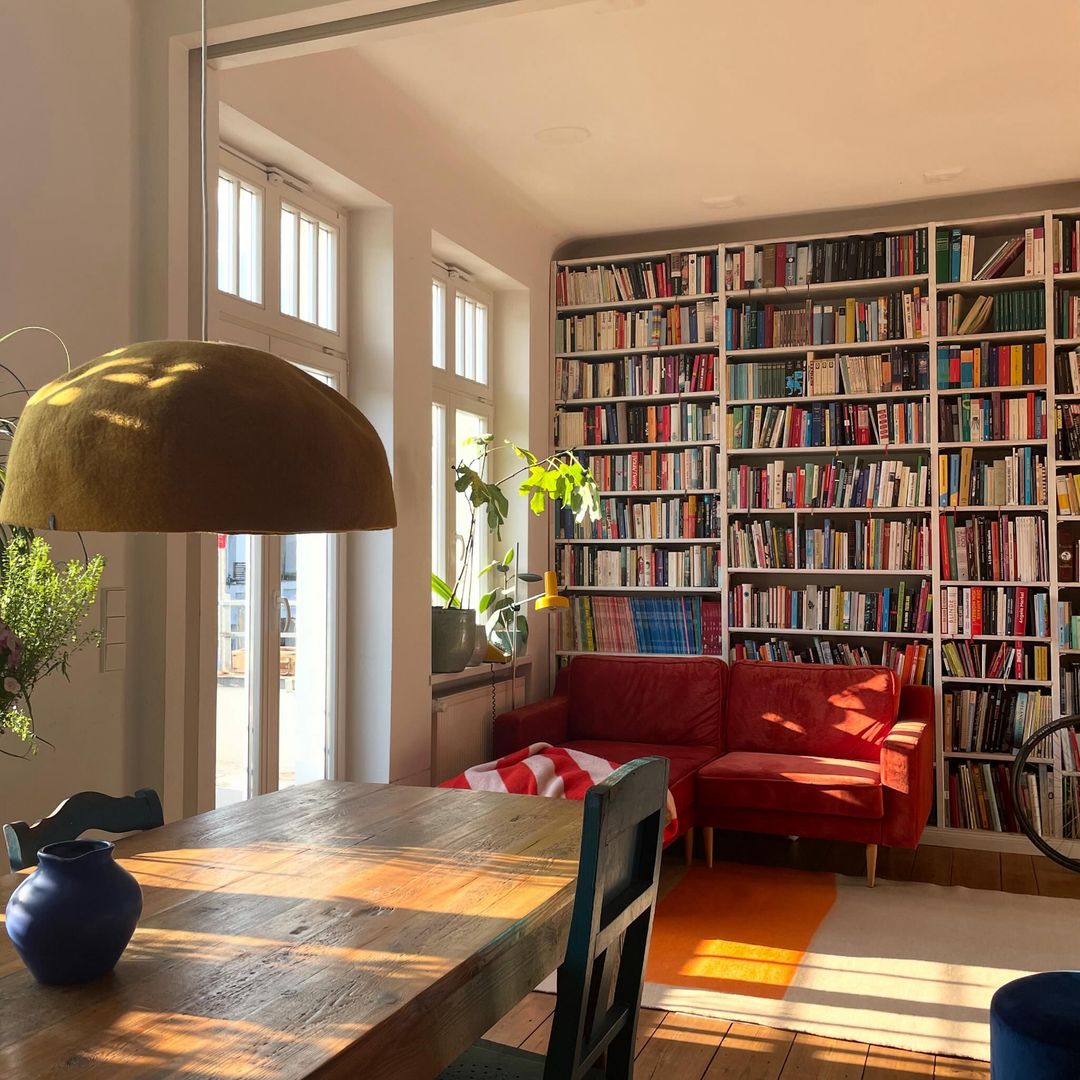 Soft touches 💛

#iicsofttouches #iic #instainterior
#colorfulhome #books #booklove #bookshelf #booksbooksbooks #bookstagram #artwall #bilderwand #wohnzimmerinspiration #livingroomideas #sundayvibes #booklover #plantlover #feigenbaum #dingingtables #colorfulliving #colorfulhouses