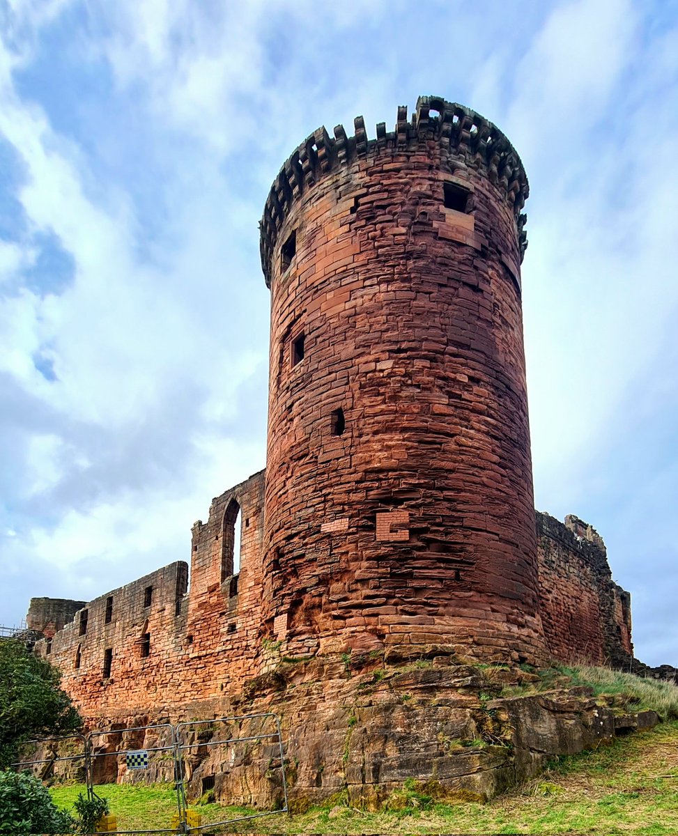 The ruins of Bothwell Castle on the banks of the Clyde to the East of Glasgow. Built in the 13th Century, it played an important role in the Wars of Scottish Independence.

#glasgow #bothwell #bothwellcastle #architecture #scottisharchitecture #scottishcastle