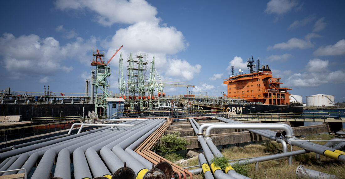 La Refinería de Curazao, lista y esperando petróleo Venezolano, pues las sanciones a Venezuela nos hicieron mucho daño.
Requerimos empresas para invertir en la Refinería di Korsou (RdK), dijo Patrick Newton. «Nuestra refinería siempre ha estdo diseñada para el crudo venezolano».