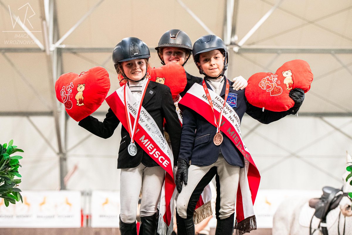 Halowe Mistrzostwa Polski Młodzików na kucach ( 8-11 lat ) w ujeżdżeniu 2024
🥇Maja Głoskowska APASJONATA AUREUS   KJ Infernal Team Golesze
🥈Sara Wnuczko DONALD REX  KJ Black Horse Team
🥉 Ignacy Luboński SZOGUN KJ Podkowa Gruszczyn
Gratulacje !! fot. IMAGE