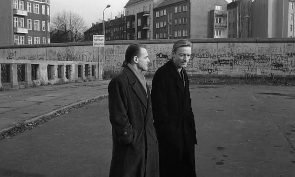 sinefilozofi_'s tweet photo. “Zaman her yarayı iyileştirir ama ya zamanın kendisi bir hastalıksa?”
🎬 Der Himmel über Berlin / Berlin Üzerindeki Gökyüzü (Wim Wenders, 1987)
#sinema #sinefilozofi #philosophy #cinemaandphilosophy #felsefe #sinemavefelsefe #movie #film https://t.co/8HXHXeHHKi