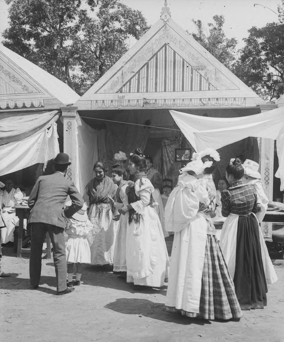 Grupo ante una caseta de la Feria. Año 1901.