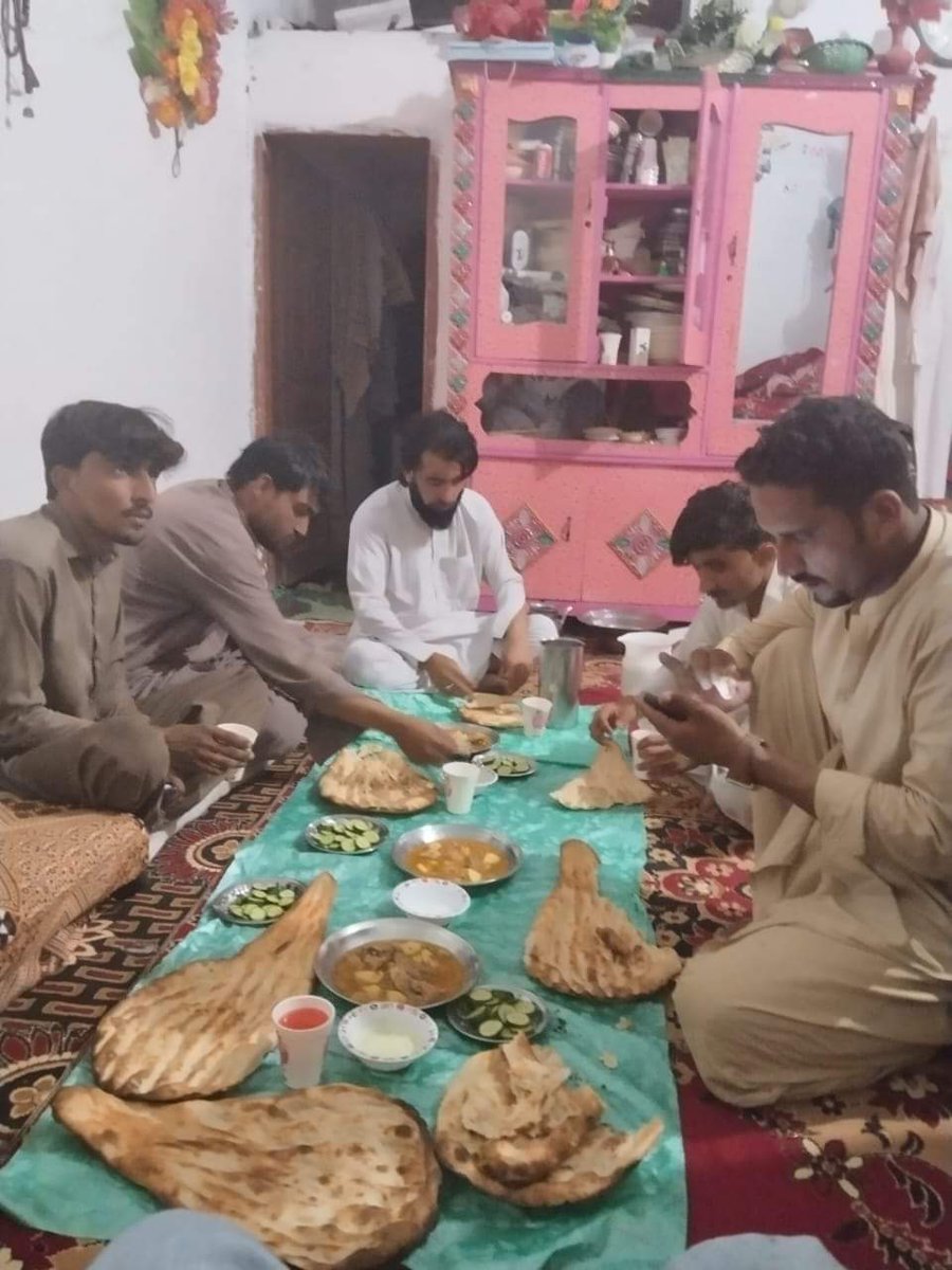 KurramPCR's tweet photo. ٹپری سے تعلق رکھنے والے اہل تشیع جو صدہ کے مقام پر پھنسے ہوئے تھے کو ایک اہلِ سنت بھائی نے پشتون ولی روایت کو زندہ رکھتے ہوئے ایک غیرتی پختون ہونے کا ثبوت دیتے ہوئے اپنے گھر میں نا صرف پناہ دی بلکہ خوب مہمان نوازی کرکے افطاری کراکر اپنے گھر بحفاظت پہنچا دیا۔ https://t.co/dZFLbPpcrq