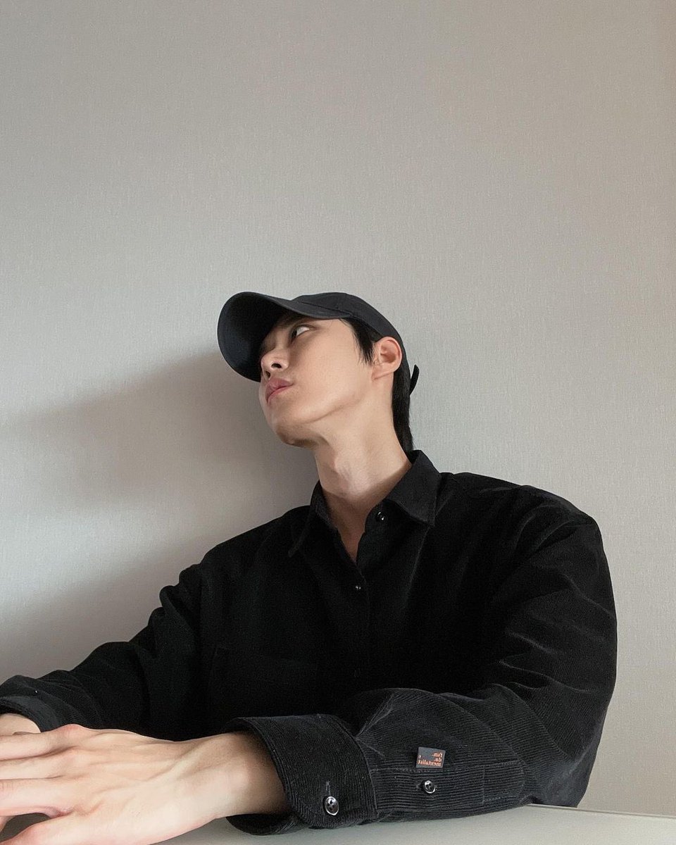 __474740's tweet photo. /   @   —–  📍🐷🥘  with  (  @d0wn2ear1h  ) 

      ฮีหล่ออะแต่ฮีไม่ร้อนหรอวะ  
      ที่สำคัญคือ วายยูหน้าไม่จอยอะบิบิ๋  🥹 https://t.co/HPSUXJCoEW