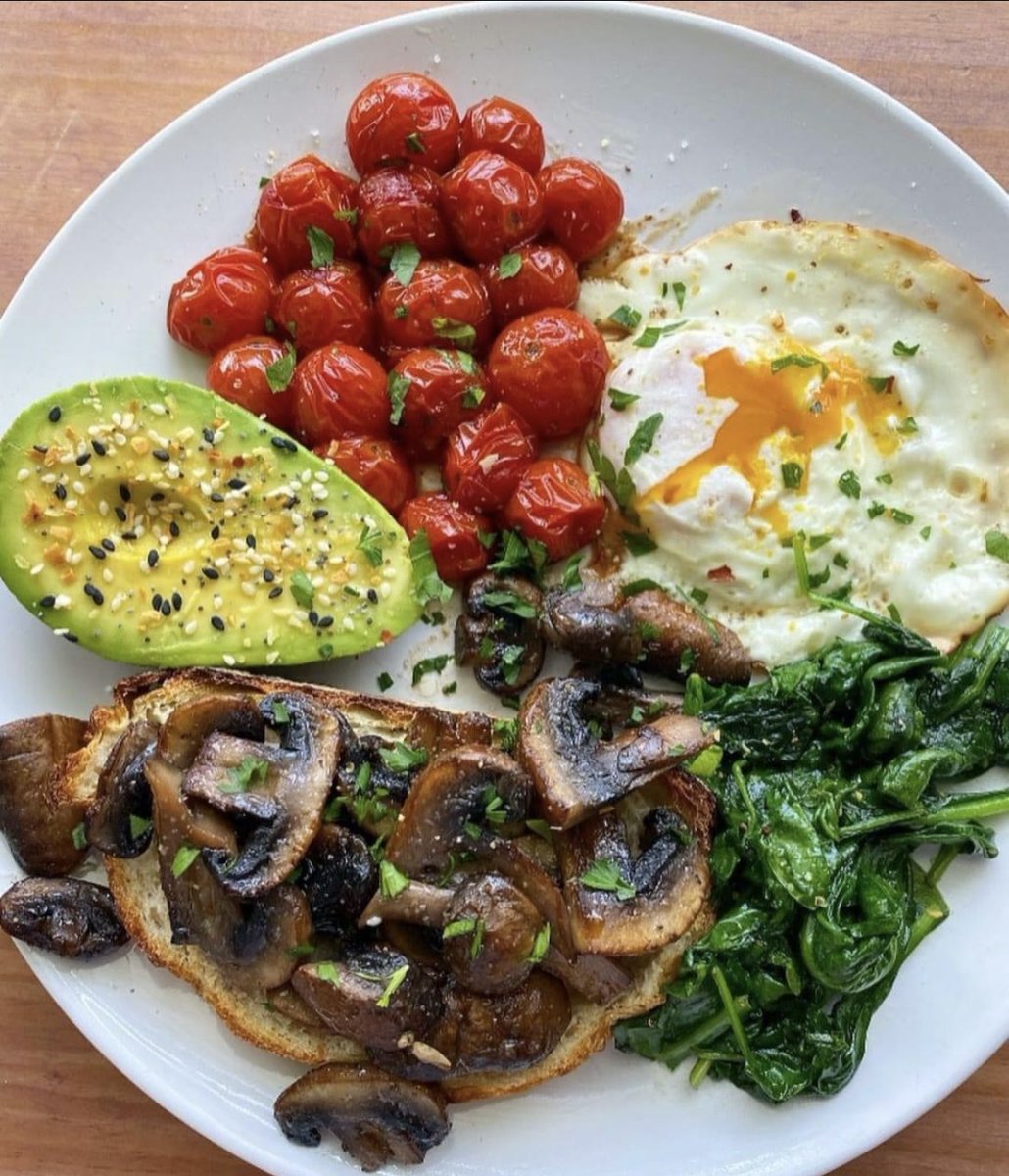 Goodmorning… eggs, 🥚 avocado 🥑 tomatoes 🍅 , mushrooms 🍄‍🟫, and spinach